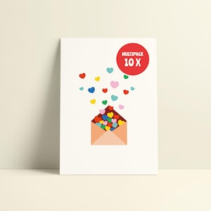 Op de afbeelding: Een witte kaart met een perzikroze envelop vol kleurrijke hartvormen. Een rode cirkel met de tekst "MULTIPACK 10 X" staat rechtsboven. Harten in rood, geel, blauw, groen en roze zijn verspreid rond de envelop.