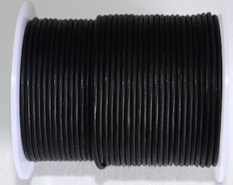 Cordón de cuero negro mate de 5 m y 2 mm para bisutería.