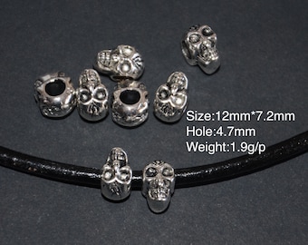Puede incluir: Siete cuentas de calavera plateadas con un agujero para encordar. Las cuentas miden 12 mm por 7,2 mm y tienen un agujero de 4,7 mm. Las cuentas pesan 1,9 gramos cada una.