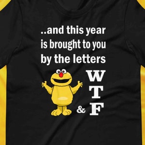 Wtf. Y este año te lo traen las cartas. Camiseta Unisex de manga corta