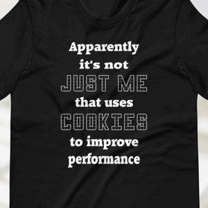 Könnte beinhalten: Schwarzes T-Shirt mit weißem Text, der lautet: "Anscheinend bin ich nicht der EINZIGE, der COOKIES verwendet, um die Leistung zu verbessern."