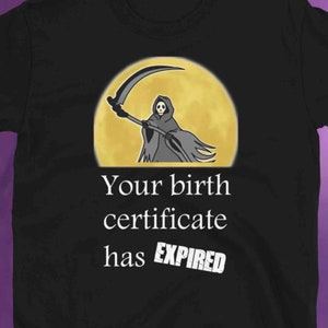 Su certificado de nacimiento ha caducado. Camiseta unisex de manga corta