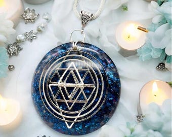 Colgante de orgonita de celestita con luz azul / Collar de energía de alta vibración / Sabiduría divina / Protección espiritual / Blindaje EMF / Herramientas energéticas