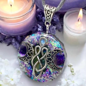 Colgante de orgonita de la diosa / Divinidad femenina / Protección EMF / Fases lunares / Herramienta energética / Joyería espiritual / Apoyo a la intuición