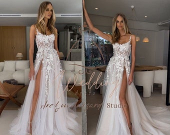 Brautkleid mit floralem Spitzenkorsett, A-Linien-Ärmeln und offenen Beinen, romantisches, modernes weißes Tüll-Brautkleid, zeitgenössisches, stilvolles Hochzeitskleid