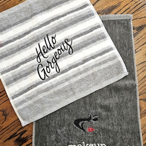 Juego de toallas de maquillaje bordadas en color gris