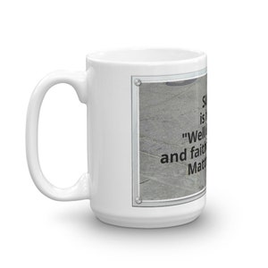 Puede incluir: Taza de cer&aacute;mica blanca con un asa grande. La taza presenta un dise&ntilde;o rectangular con un fondo gris y el texto "Bien hecho, buen y fiel siervo". El texto es de Mateo 25:21.
