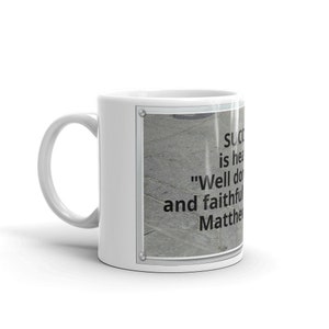 Puede incluir: Taza de cer&aacute;mica blanca con asa curva. La taza presenta un dise&ntilde;o rectangular con fondo gris y texto negro que dice "Success is here..." y "Well done and faithful... Matthew".