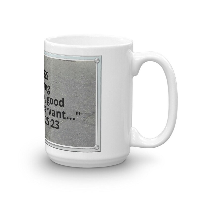Puede incluir: Taza de cer&aacute;mica blanca con un asa grande. La taza presenta un dise&ntilde;o rectangular gris con el texto "Bien hecho, buen y fiel siervo..." y la referencia Mateo 25:23.