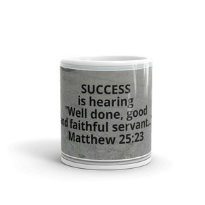 Puede incluir: Taza de cer&aacute;mica blanca con un dise&ntilde;o texturizado gris y el texto "SUCCESS is hearing 'Well done, good and faithful servant... Matthew 25:23". La taza tiene una franja azul claro en la parte superior e inferior.