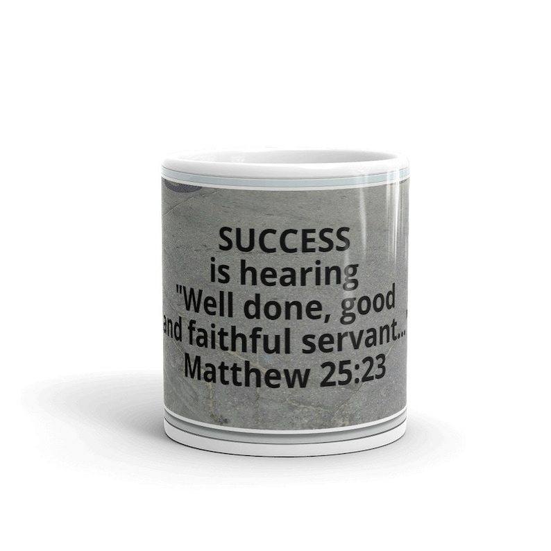 Puede incluir: Taza de cer&aacute;mica blanca con un dise&ntilde;o texturizado gris y el texto "SUCCESS is hearing 'Well done, good and faithful servant... Matthew 25:23". La taza tiene una franja azul claro en la parte superior e inferior.