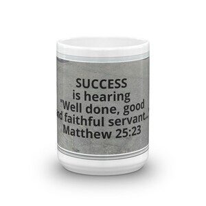 Puede incluir: Taza de cer&aacute;mica blanca con un dise&ntilde;o gris texturizado y el texto "SUCCESS is hearing 'Well done, good and faithful servant... Matthew 25:23" impreso en negro. La taza tiene un dise&ntilde;o sencillo y limpio.