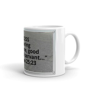 Puede incluir: Taza de cer&aacute;mica blanca con asa. La taza presenta un dise&ntilde;o rectangular con el texto "Bien, buen siervo y fiel..." de Mateo 25:23. El dise&ntilde;o tiene un fondo gris y un marco plateado.