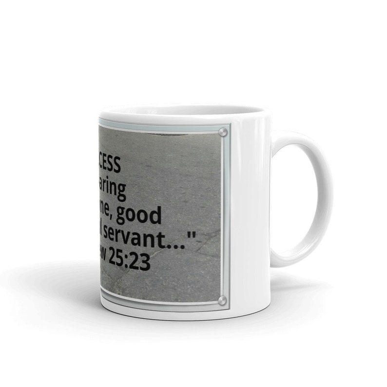 Puede incluir: Taza de cer&aacute;mica blanca con asa. La taza presenta un dise&ntilde;o rectangular con el texto "Bien, buen siervo y fiel..." de Mateo 25:23. El dise&ntilde;o tiene un fondo gris y un marco plateado.
