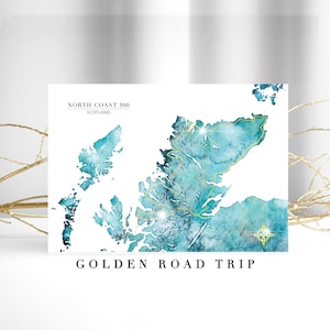 Könnte beinhalten: Eine Aquarellkarte von Schottland in Türkis und Gold. Der Text "NORTH COAST 500 SCOTLAND" steht oben und "GOLDEN ROAD TRIP" unten. Die Karte zeigt eine Roadtrip-Route.