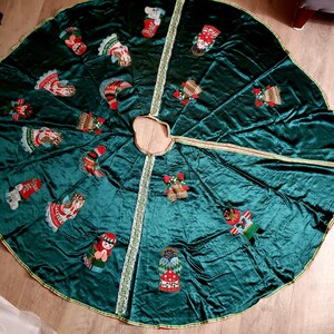 56 inch Christmas Tree Skirt Beautiful handmade Green Satin appliqued Vintage Tree skirt
