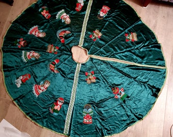 56 inch Christmas Tree Skirt Beautiful handmade Green Satin appliqued Vintage Tree skirt