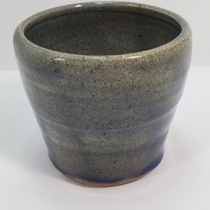 Vaso da fiori smaltato blu, contrassegnato dall&#39;artista