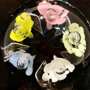 Multicolor Flowers with Controlled Bubble Centers, Paperweight