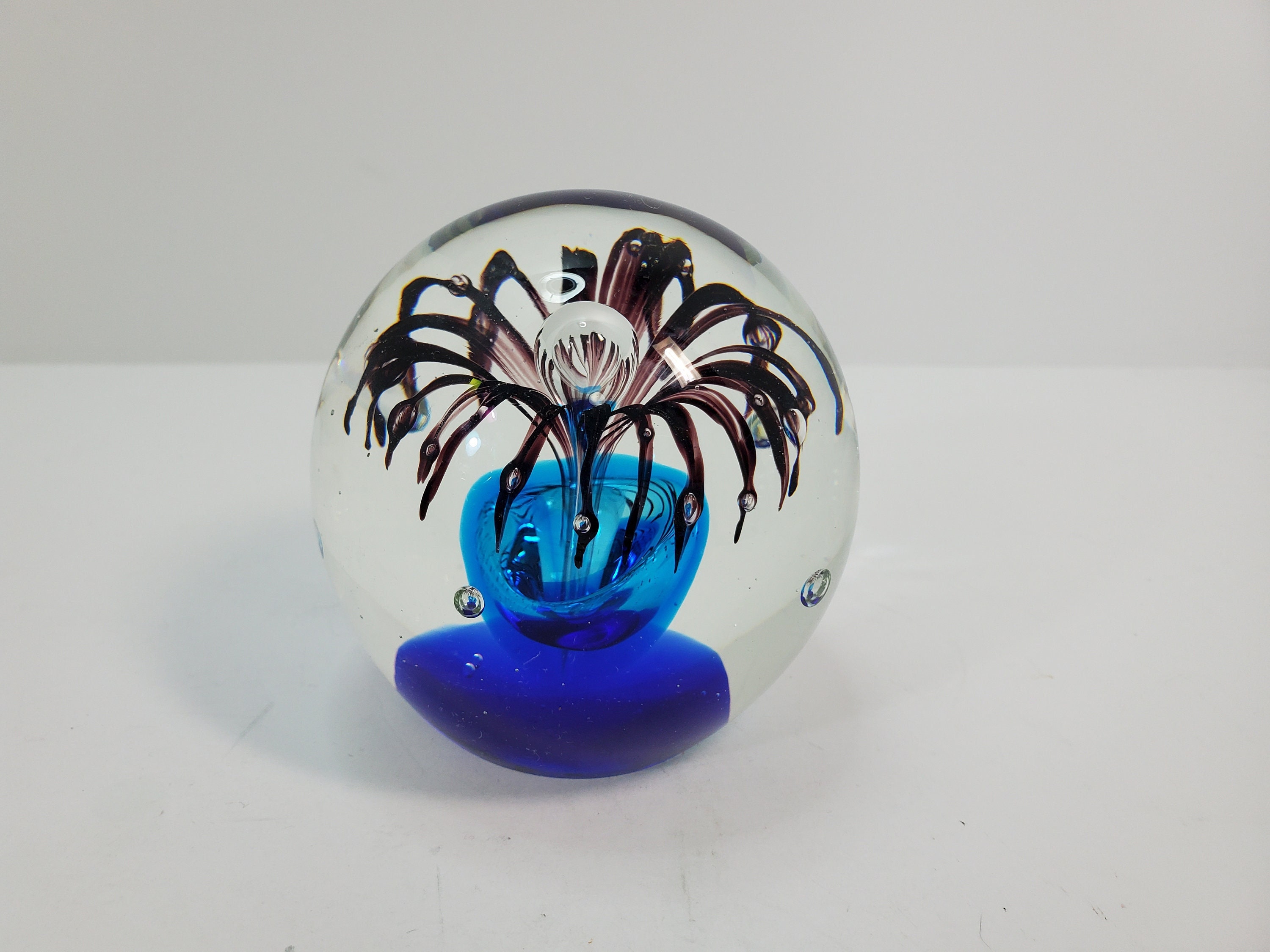 ムラーノ スタイル マルーン色の花びらに泡が入った丸型ペーパー