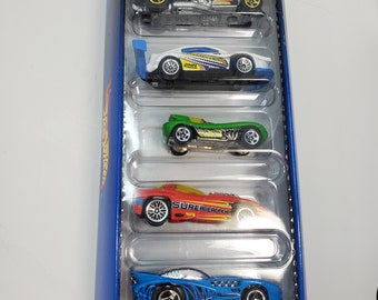 Könnte beinhalten: Eine blaue und weiße Box mit den Worten "Hot Wheels" und "Super Launcher" darauf. Die Box enthält fünf Spielzeugautos, darunter ein schwarzes und gelbes Auto, ein weißes und blaues Auto, ein grünes Auto, ein rotes Auto und ein blaues Auto.