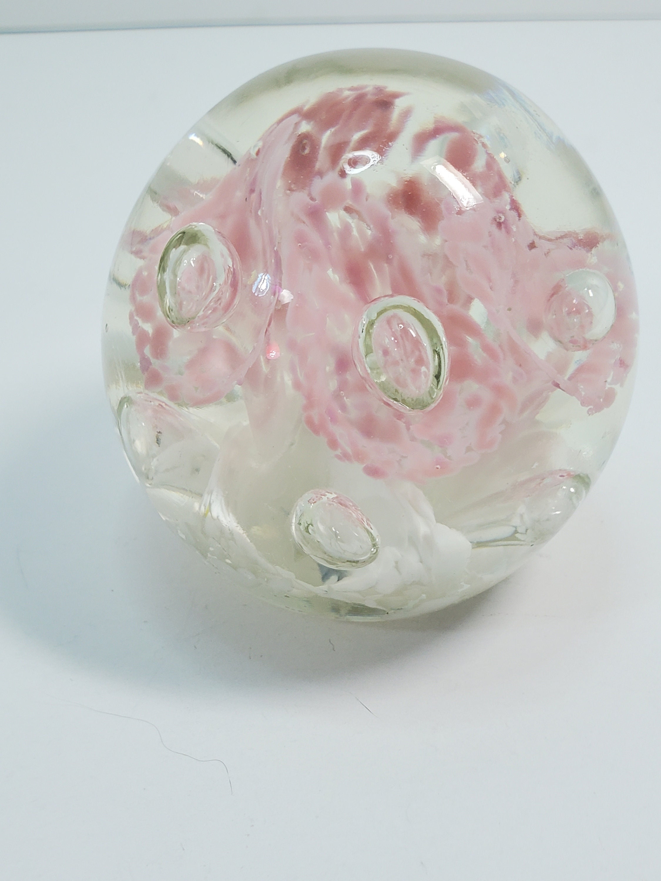 中央に気泡が入ったピンクと白の花のペーパーウェイト - Etsy 日本