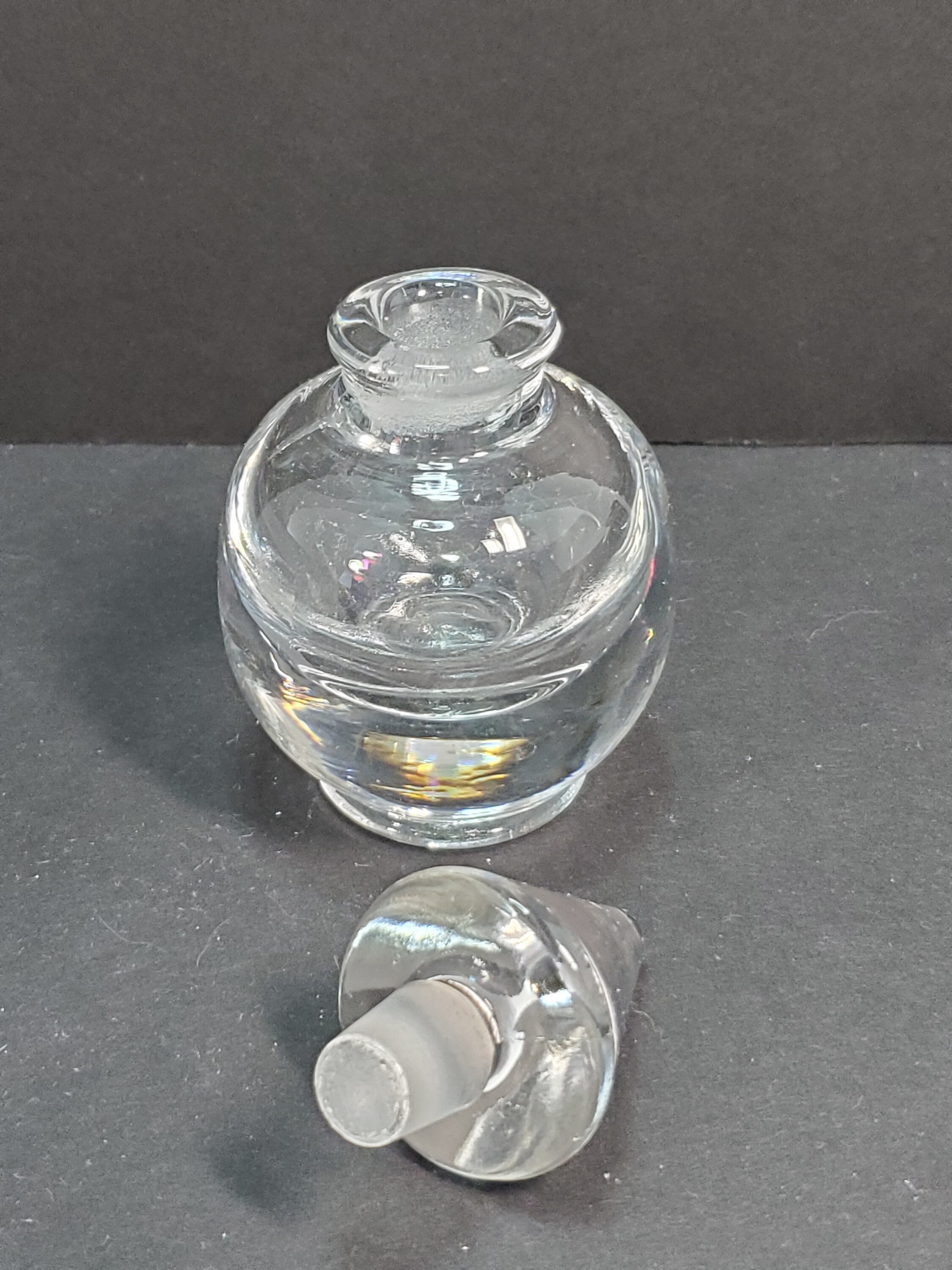 円錐形のストッパーが付いたガラス製の丸い香水瓶 - Etsy 日本