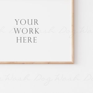 Peut inclure: Une image simple encadr&eacute;e de blanc avec un cadre en bois clair. Le texte "YOUR WORK HERE" est imprim&eacute; au centre de l'image.