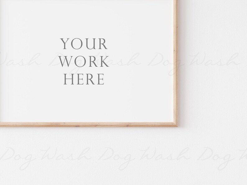 Peut inclure: Une image simple encadr&eacute;e de blanc avec un cadre en bois clair. Le texte "YOUR WORK HERE" est imprim&eacute; au centre de l'image.