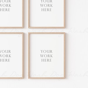 Puede incluir: Cuatro marcos de fotos de madera clara con paspart&uacute;s blancos y el texto "YOUR WORK HERE" en cada marco. Los marcos est&aacute;n colgados en una pared blanca.