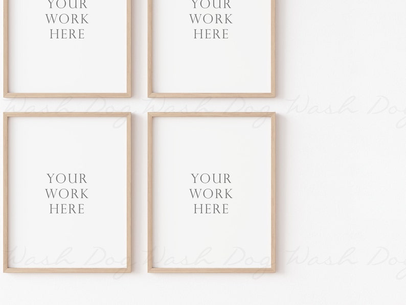 Puede incluir: Cuatro marcos de fotos de madera clara con paspart&uacute;s blancos y el texto "YOUR WORK HERE" en cada marco. Los marcos est&aacute;n colgados en una pared blanca.
