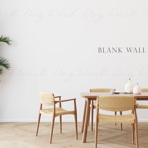 Puede incluir: Una mesa de comedor de madera clara con cuatro sillas tejidas y dos jarrones de cer&aacute;mica blanca. La mesa est&aacute; puesta con una taza de cer&aacute;mica blanca y un plato de cer&aacute;mica blanca. La mesa est&aacute; frente a una pared blanca con el texto "BLANK WALL" escrito en ella.