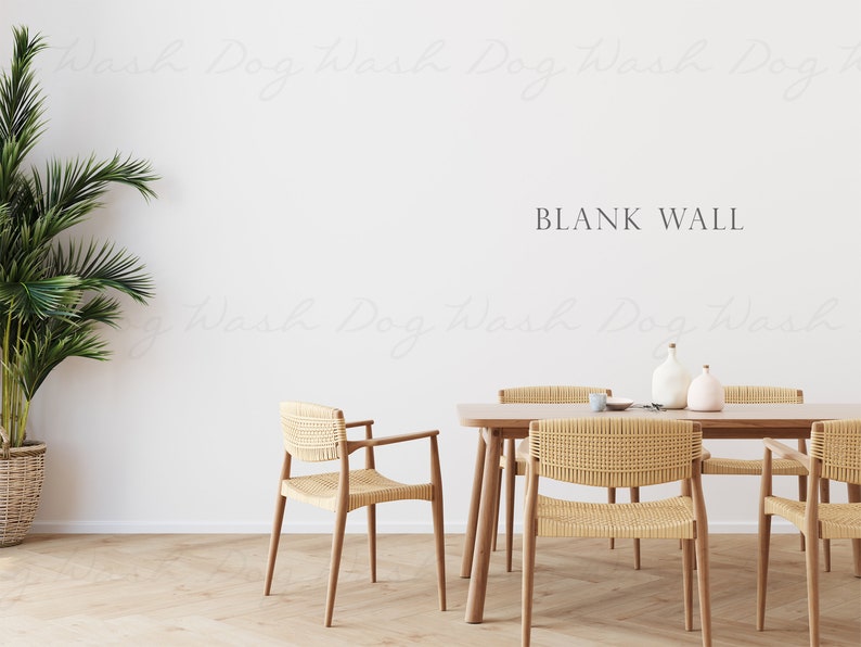 Puede incluir: Una mesa de comedor de madera clara con cuatro sillas tejidas y dos jarrones de cer&aacute;mica blanca. La mesa est&aacute; puesta con una taza de cer&aacute;mica blanca y un plato de cer&aacute;mica blanca. La mesa est&aacute; frente a una pared blanca con el texto "BLANK WALL" escrito en ella.