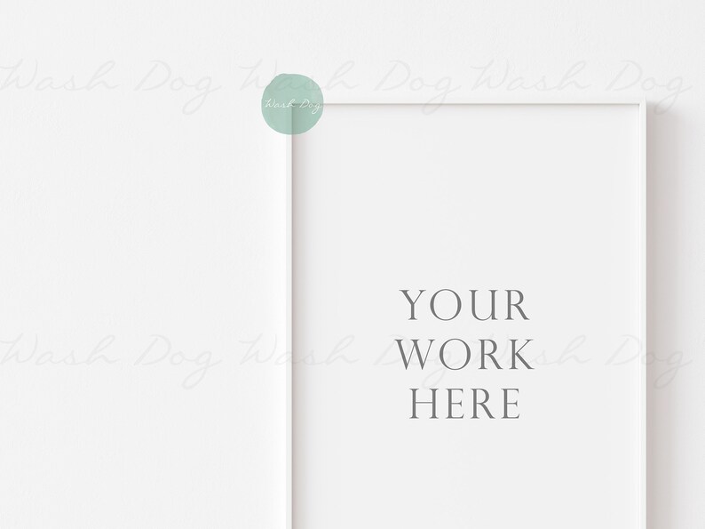 K&ouml;nnte beinhalten: Wei&szlig;er Bilderrahmen mit einem wei&szlig;en Passepartout und dem Text "YOUR WORK HERE" in der Mitte.