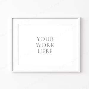 Puede incluir: Un marco de fotos blanco con un paspartú blanco y un fondo blanco. El texto "YOUR WORK HERE" está impreso en gris en el paspartú.