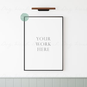 Op de afbeelding: Een zwart fotolijstje met een witte passe-partout en een witte achtergrond. De tekst "YOUR WORK HERE" is in het midden van het lijstje gedrukt.