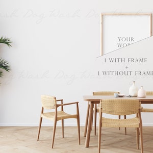 Puede incluir: Un comedor con una mesa de madera y seis sillas de mimbre. Un marco de imagen grande y vac&iacute;o cuelga de la pared sobre la mesa. El texto "YOUR WORK" y "1 WITH FRAME + 1 WITHOUT FRAME" es visible en la pared.