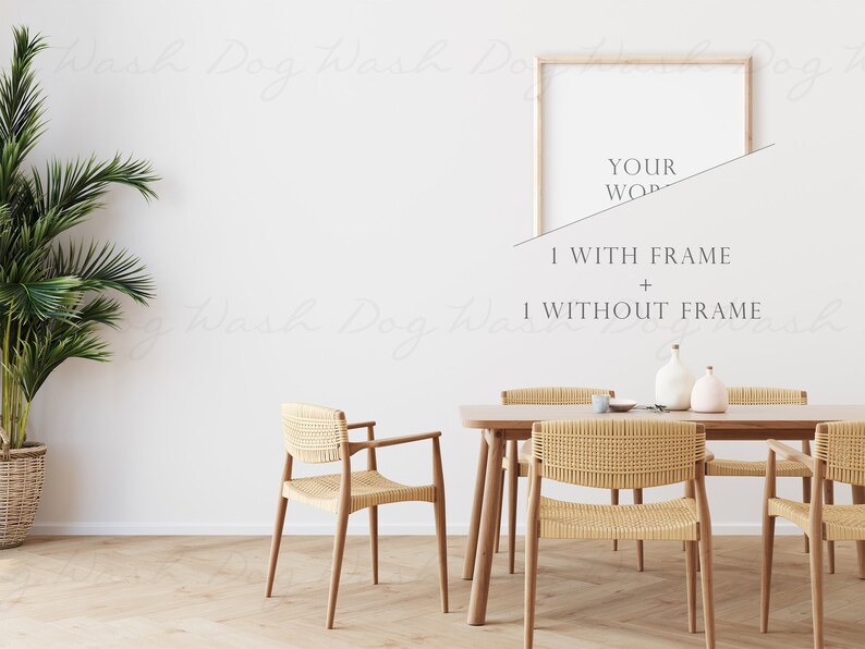 Puede incluir: Un comedor con una mesa de madera y seis sillas de mimbre. Un marco de imagen grande y vac&iacute;o cuelga de la pared sobre la mesa. El texto "YOUR WORK" y "1 WITH FRAME + 1 WITHOUT FRAME" es visible en la pared.