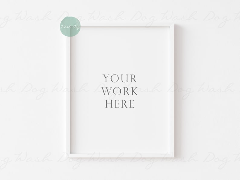 Op de afbeelding: Witte fotolijst met een witte passe-partout en een witte achtergrond. De tekst "YOUR WORK HERE" is geprint in het midden van de passe-partout.