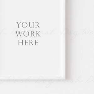 Op de afbeelding: Een wit fotolijstje met een witte passe-partout en een witte achtergrond. De tekst "YOUR WORK HERE" is in grijs op de passe-partout gedrukt.