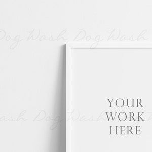 以下が含まれることがあります： 白いフレームのモックアップで、白い背景にグレーのテキスト「YOUR WORK HERE」が表示されています。