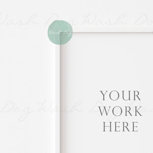 Op de afbeelding: Witte lijst met de tekst "YOUR WORK HERE" op een witte achtergrond.