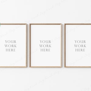 Puede incluir: Tres marcos de madera marrón claro con paspartús blancos y el texto "YOUR WORK HERE" en cada marco.