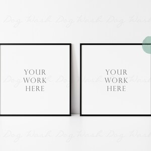 以下が含まれることがあります： 白い壁に掛けられた、白いマットと「YOUR WORK HERE」というテキストが入った黒い額縁が2つあります。