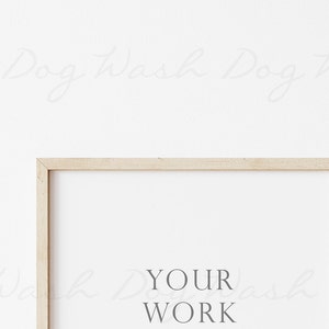 Puede incluir: Dos marcos de fotos de madera clara con fondo blanco. El texto "YOUR WORK" est&aacute; escrito en la parte inferior central de la imagen.