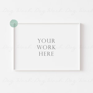 Puede incluir: Un marco de fotos blanco con un paspartú blanco y un fondo blanco. El texto "YOUR WORK HERE" está impreso en negro en el centro del marco.