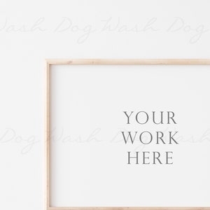 Peut inclure: Un cadre en bois clair avec un fond blanc et le texte "YOUR WORK HERE" en gris.