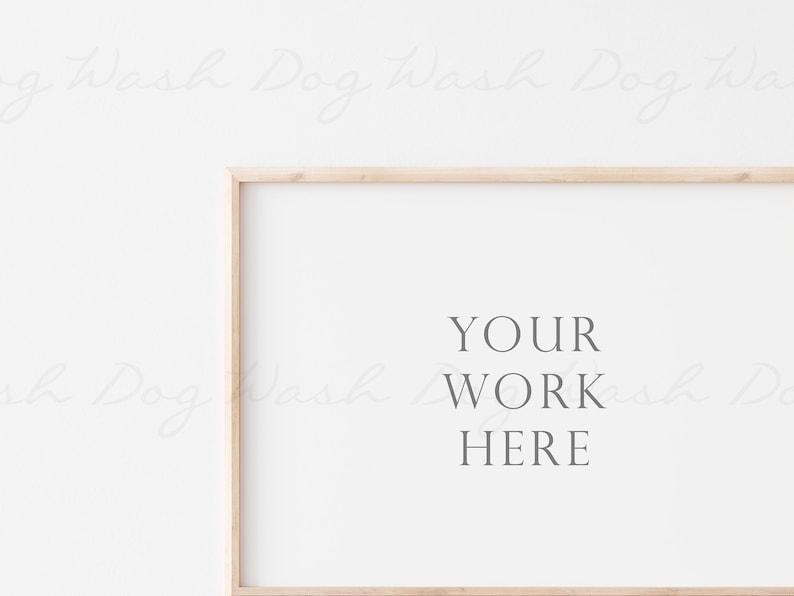 Peut inclure: Un cadre en bois clair avec un fond blanc et le texte "YOUR WORK HERE" en gris.