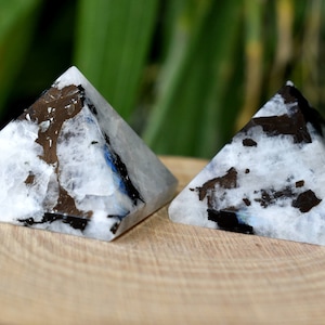 Rainbow Moonstone  Healing pyramid ~ Crystal Pyramid For Grid And Chakra balancing - PYR-SMA-RAIN
