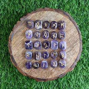 Ensemble runique améthyste Ensemble runique Futhark ancien L'ensemble runique de pierres précieuses est livré avec une pochette en velours noir à transporter et une carte runique